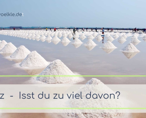 Meer mit Salzbergen zu Kegeln aufgehäuft