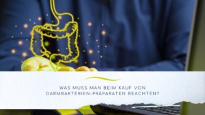 Darmbild auf einer Hand vor blauem Hintergrund