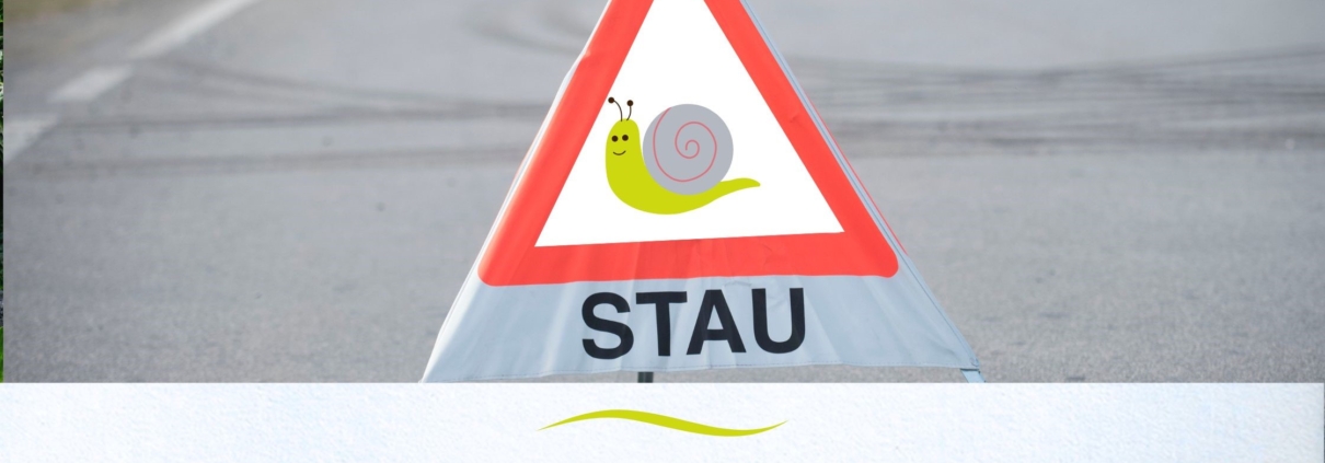 Strasse mit Stauschild