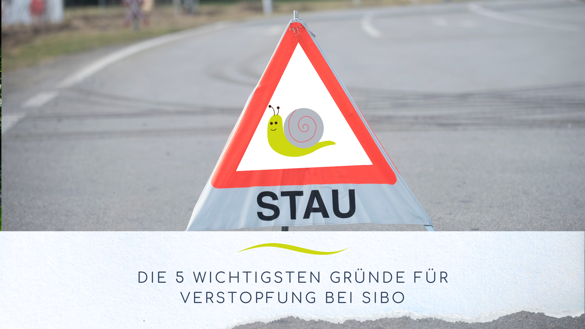 Strasse im Hintergrund, Strassenschild mit Stau und Schnecke