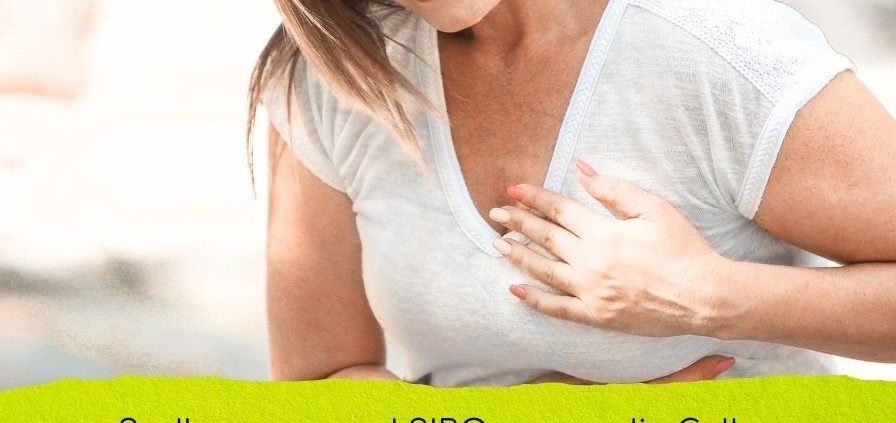 Frau Oberkörper hält ihre Hand ans Brustbein