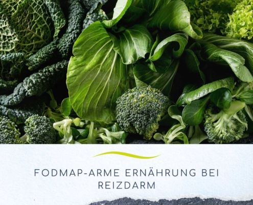 Grünes Gemüse mit weißem Banner im Vordergrund Fodmap bei Reizdarm